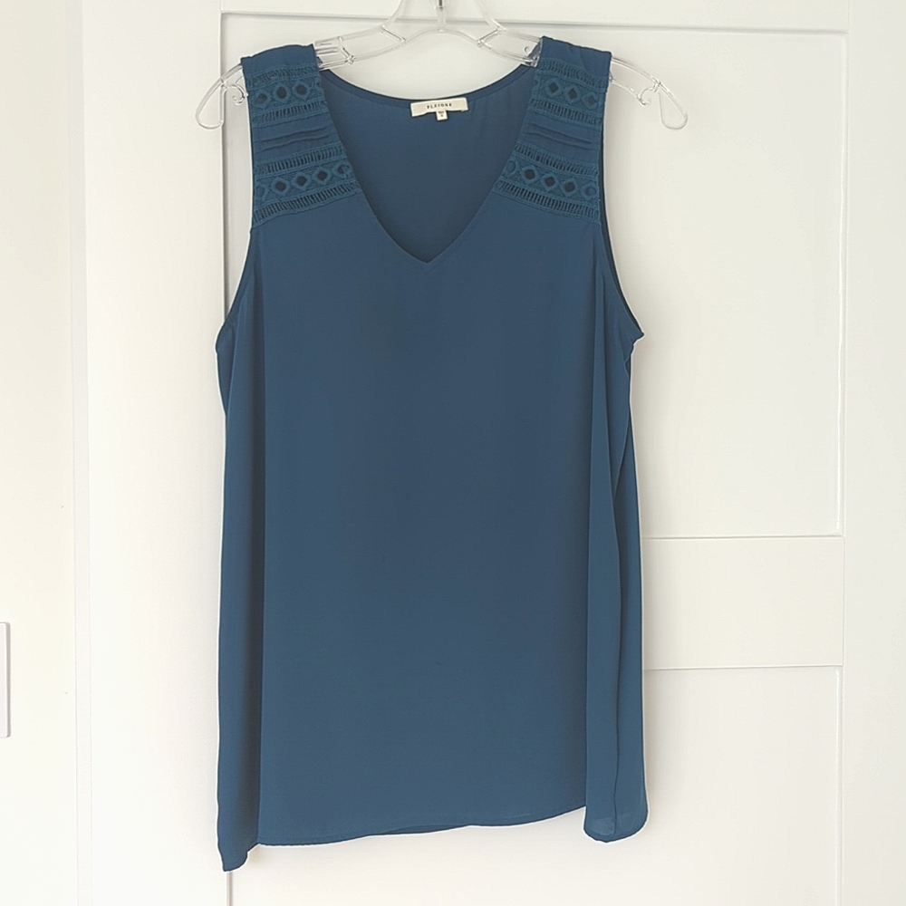Sleeveless Blouse with Details on sleeves
